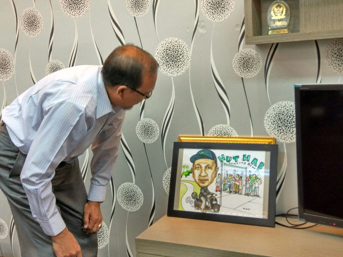 HAB Ke 71 Daud Pakeh Terima Lukisan Karikatur Kanal Aceh
