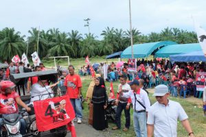 Foto: Kampanye dialogis, Zaini naiki becak motor