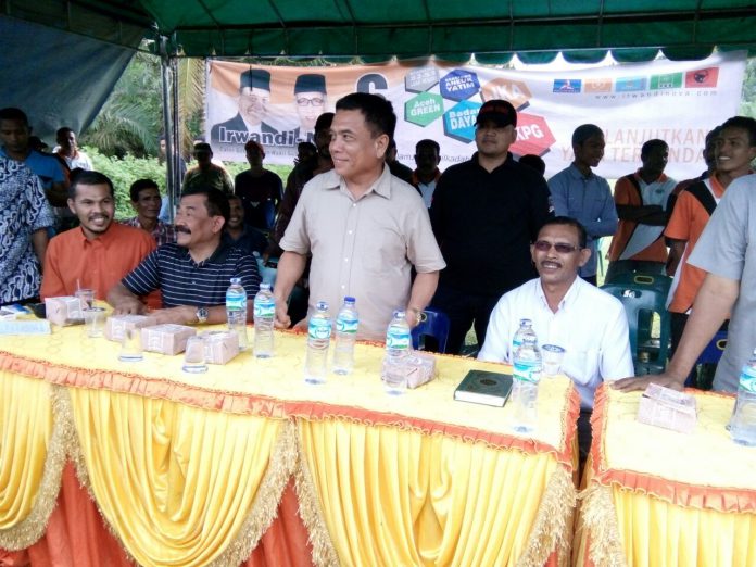 IMG-20170126-WA0061 Warga minta pembangunan jalan lintas pada Irwandi saat kampanye dialogis