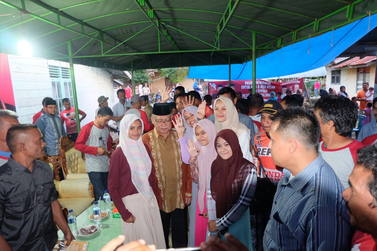Zaini Abdullah berfoto bersama dengan relawan AZAN Aceh Besar.