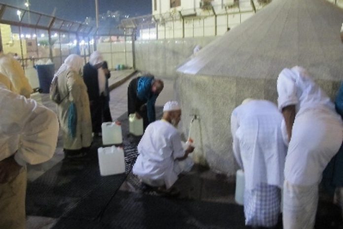 jamaah-haji-saat-mengambil-air-zamzam-_121121171505-649