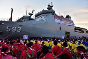 Para pelajar berkumpul di dermaga Kolinlamil sebelum mengikuti kegiatan Joy Sailing dengan KRI Banda Aceh 593.