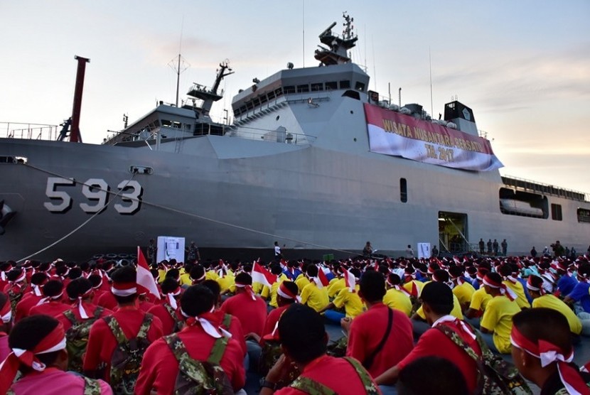 Para pelajar berkumpul di dermaga Kolinlamil sebelum mengikuti kegiatan Joy Sailing dengan KRI Banda Aceh 593.