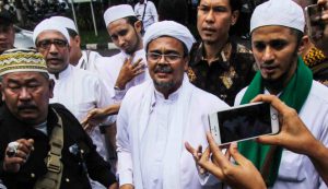 Habib Rizieq ungkit soal makar di depan gedung DPR