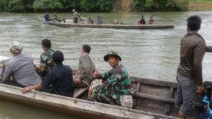 Lewati sungai, TNI-Polri kawal ketat kotak suara