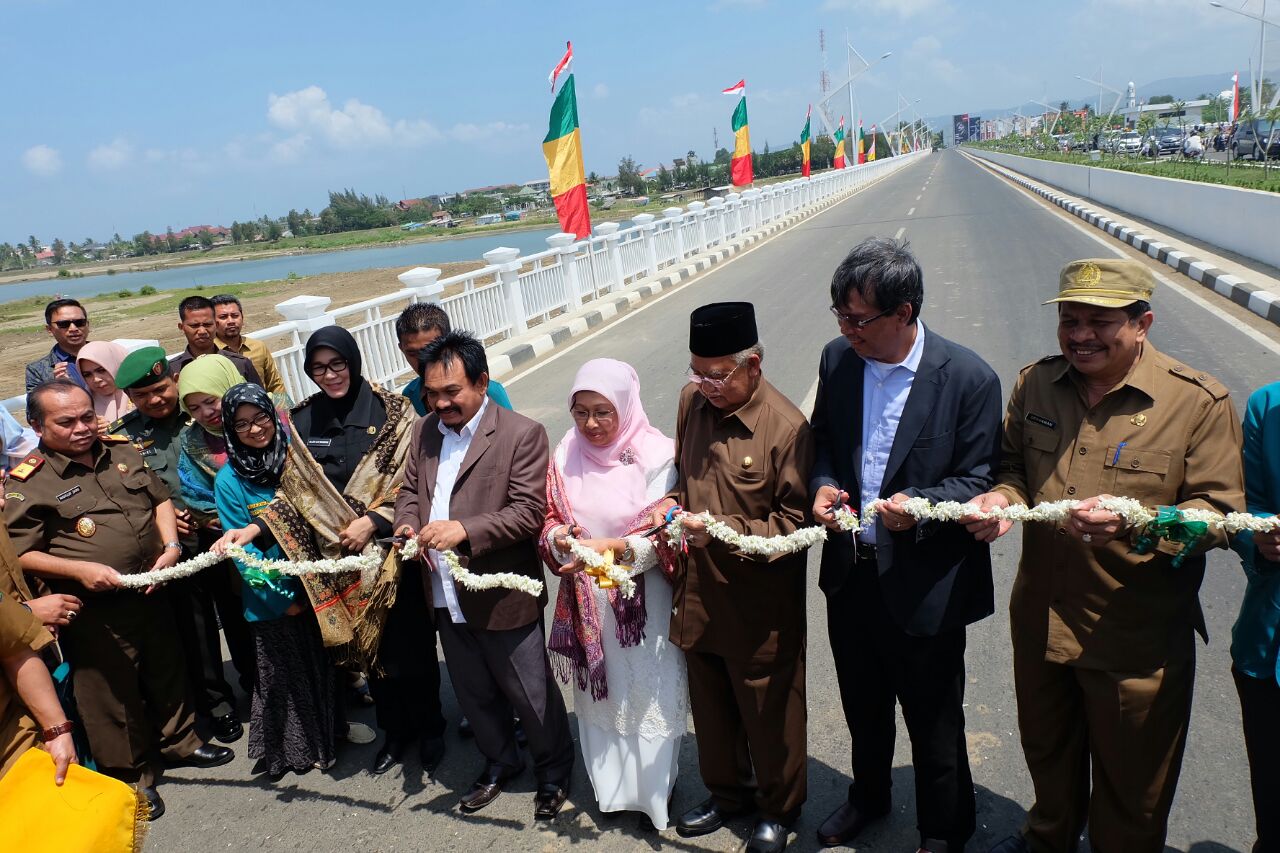 Resmikan Jembatan Lamnyong, Zaini: Untuk permudah mahasiswa