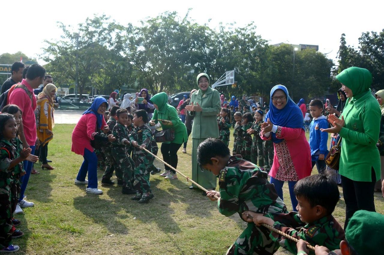 Tingkatkan motorik dan keberanian siswa, TK Kartika gelar outbond