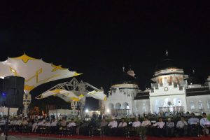Zaini Abdullah resmikan 12 payung elektrik di Masjid Raya Baiturrahman