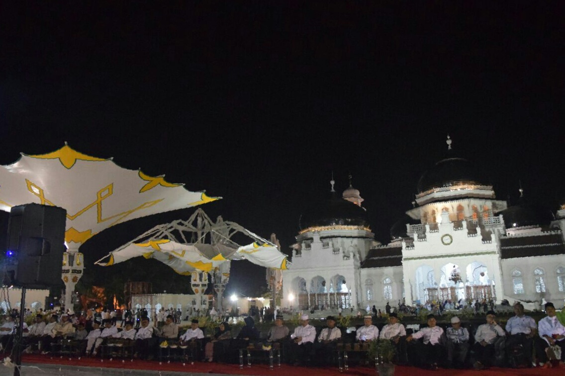 Zaini Abdullah resmikan 12 payung elektrik di Masjid Raya Baiturrahman