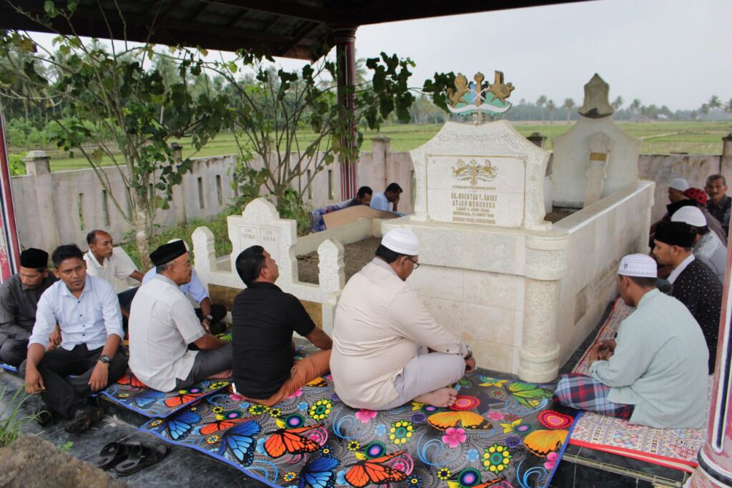 Sidom Peng doa bersama di makam Muchtar Y Hasbi