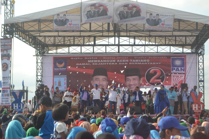 WhatsApp Image 2017-02-10 at 12.37.50 Bupati Non Aktif H. Hamdan Sati sedang memberikan orasi politiknya pada Kampanye Akbar Paslon No urut 2 ini di Lapangan Bola Dispora Tanah Terban Karang Baru Kab Aceh Tamiang.