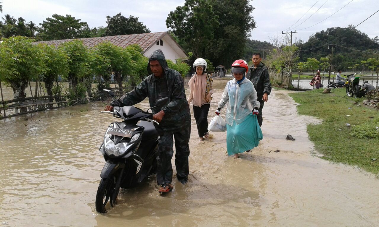 Pasca banjir di Pidie, TNI bantu evakuasi barang warga