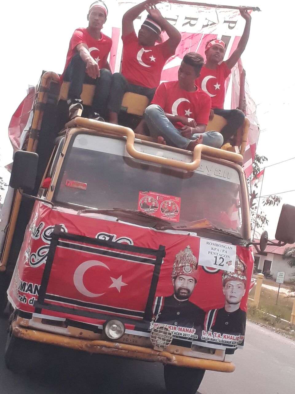 Bendera Bulan Bintang Dikampanye Mualem-TA Khalid