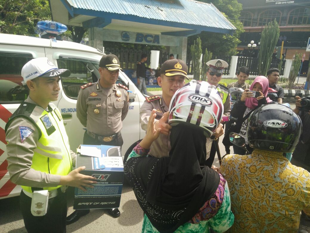 Polantas Lhokseumawe bagi helm dan coklat kepada pengendara