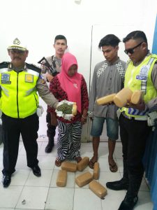 Polres Lhokseumawe hentikan pengendara yang tak pakai helm, ternyata bawa 10 bal ganja