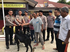 Apresiasi pengamanan pilkada, warga Syamtalira Bayu beri 2 kambing kepada Kapolsek