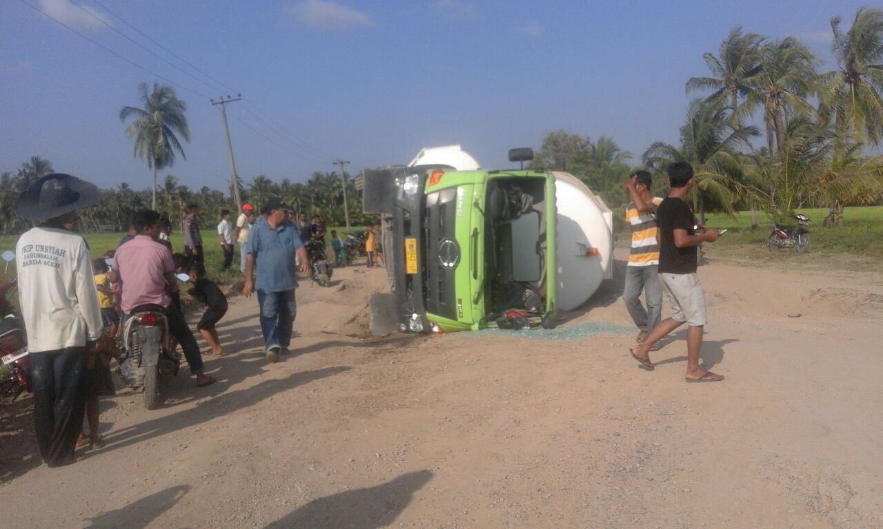 Hindari lubang, mobil pengangkut semen terguling di Tanah Luas Aceh Utara