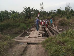 Jembatan di pedalaman Aceh Utara tak diperbaiki, siswa kibarkan bendera merah putih
