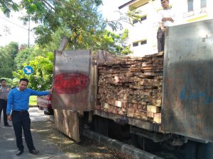Mobil truk pengangkut kayu ilegal di Aceh Besar diamankan