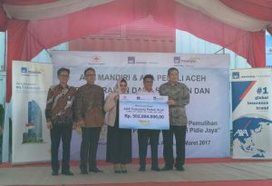 AXA serahkan bantuan uang senilai Rp502.804.000 untuk Pidie Jaya