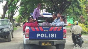 Gaya Menteri Susi keliling kota naik mobil polisi bak terbuka