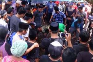 Malu! Sedang hadiri pemakaman, dua anggota legislatif duel di kuburan