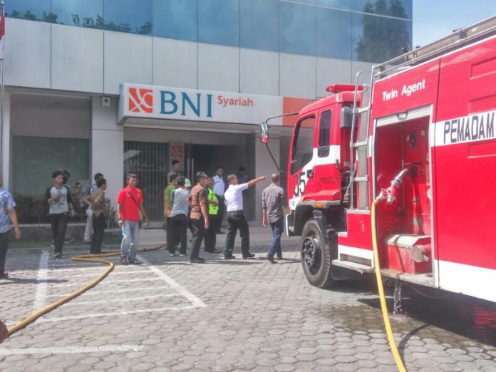 IMG-20170405-WA0012 BNI Syariah depan DPRA Terbakar