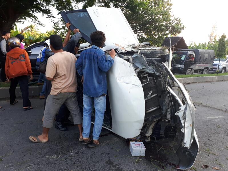 Mobil Avanza terbalik akibat hendak hindari jalan berlubang di Muara Satu