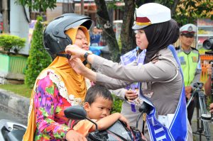 Peringati Hari Kartini, Polwan di Langsa bagi bunga kepada pengendara