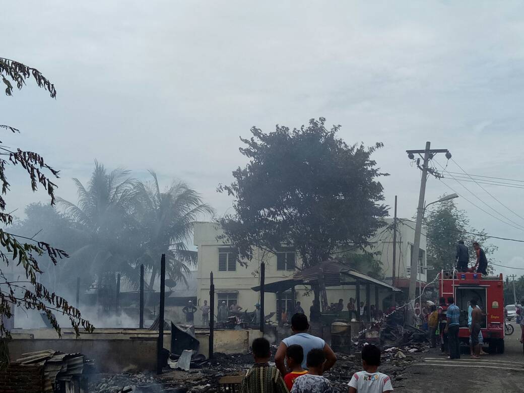 Delapan ruko terbakar, Wabup Pidie Jaya serahkan bantuan masa panik