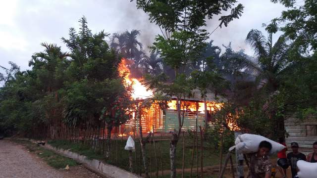 Akibat Korsleting listrik, rumah Suyatno terbakar di Paya Bakong