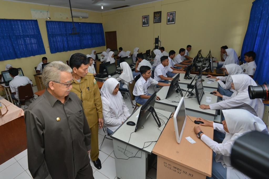 Tinjau UNBK, Gubernur: Peringkat Aceh harus lebih baik dari tahun lalu