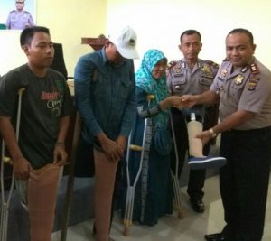 Enam tuna daksa dapat bantuan kaki palsu