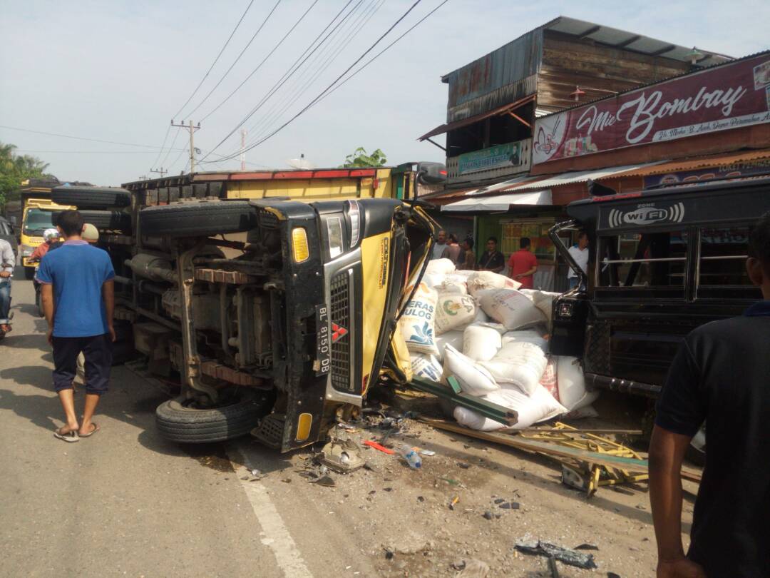 Disalip minibus, mobil pengangkut padi terbalik