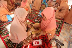 Salah seorang peserta lomba berinai sedang dilukis, di Pendopo Walikota Banda Aceh, Selasa (25/4). (Kanal Aceh/Randi)