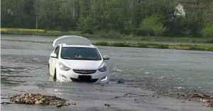 Sial, mobil terjebak di sungai karena GPS