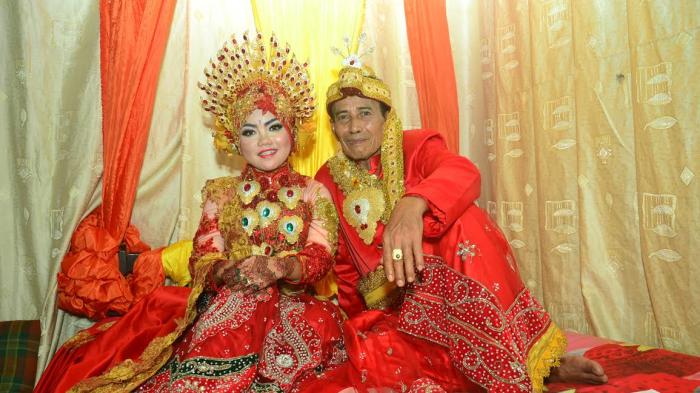 Kakek 70 Tahun nikahi gadis umur 25 dengan mas kawin Rp 1 Kakek 70 Tahun nikahi gadis umur 25 dengan mas kawin Rp 1