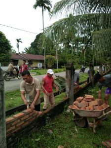 Koramil Meurah Mulia bantu pembuatan pagar Masjid