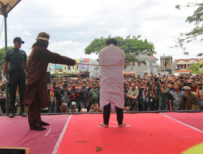 IMG-20170523-WA0005 Pertama kali di Aceh, pasangan sejenis dieksekusi cambuk