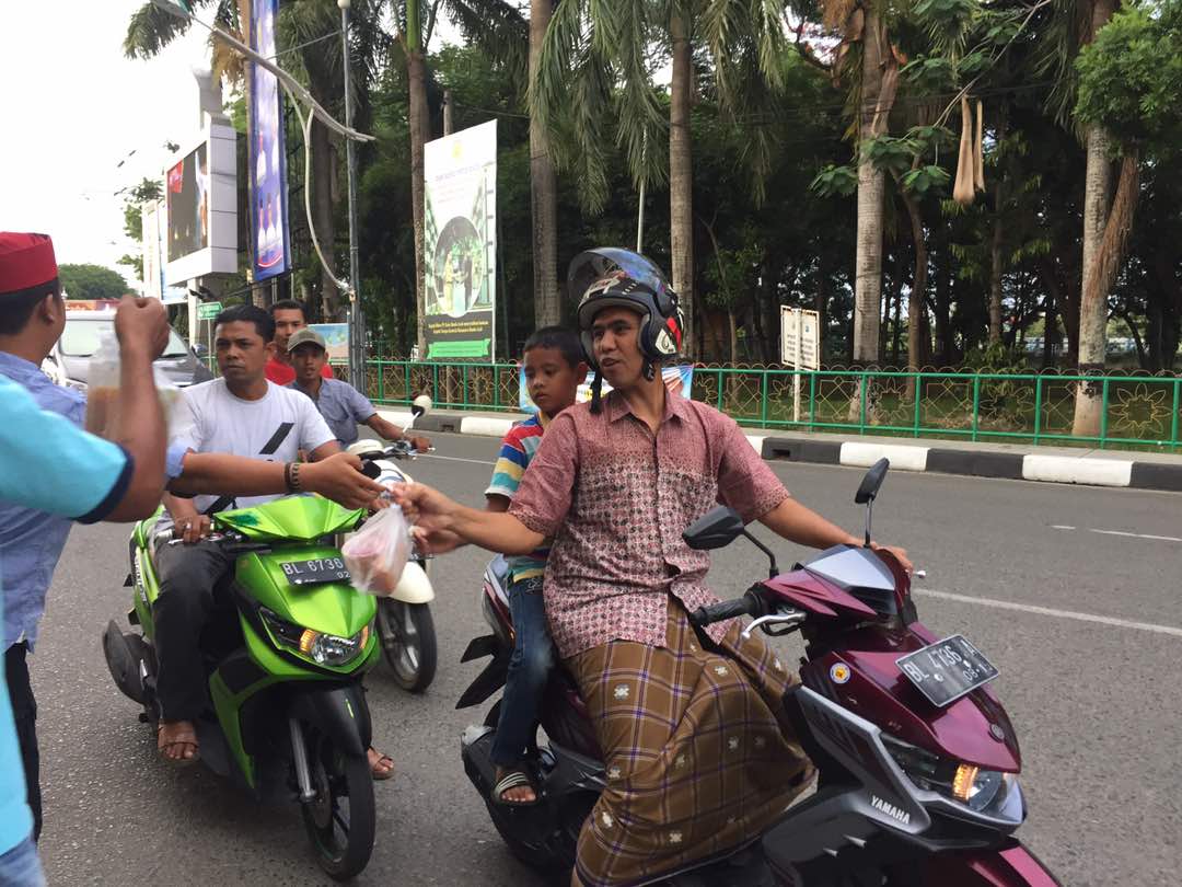 Relawan dan jurnalis Banda Aceh bagikan takjil gratis
