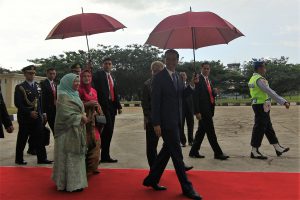 Presiden Jokowi memegang payung di Bandara SIM, Sabtu (20/5) saat menuju ke Pesawat untuk melanjutkan penerbangan ke Riyadh, Arab Saudi. (Kanal Aceh/Randi)