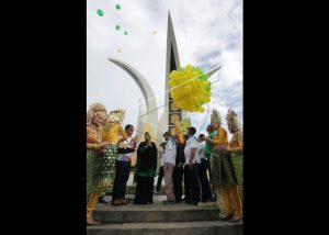 Tugu Simpang Lima tak ada tulisan Asmaul Husna, ini kata Illiza