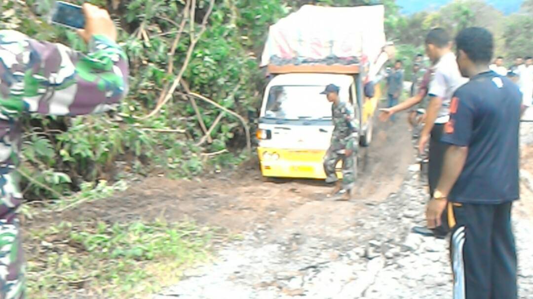 Jalan Meulaboh-Tutut yang longsor sudah dapat dilalui kendaraan