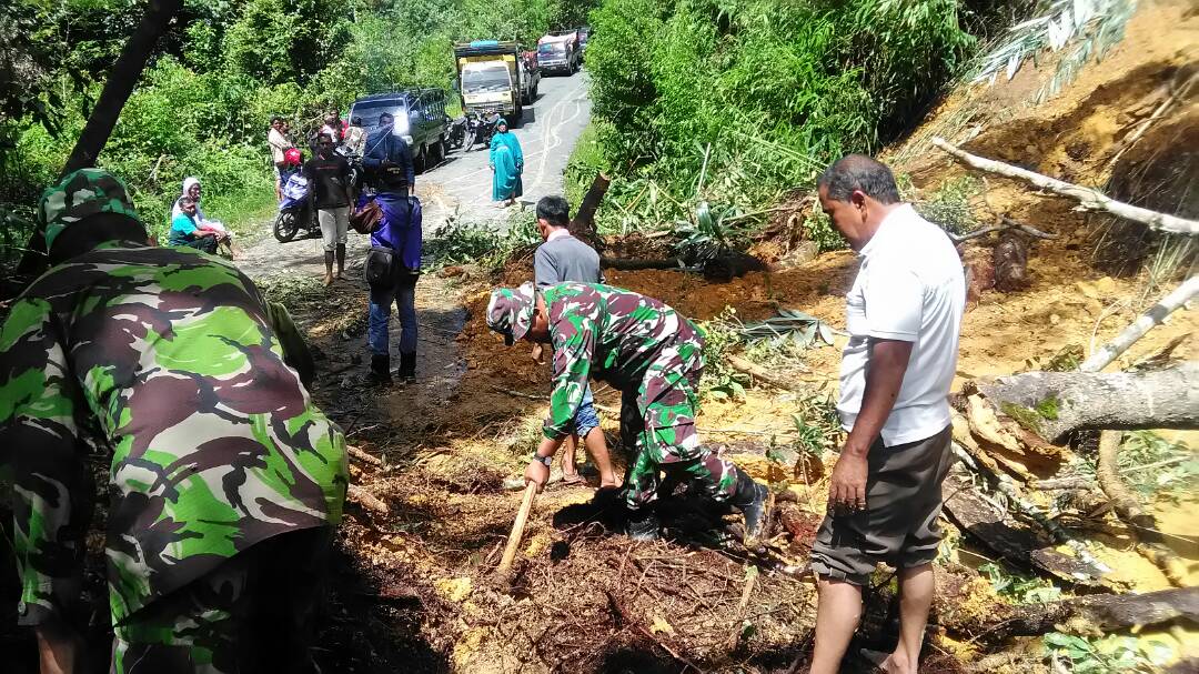 Longsor di Singgahmata, akses jalan Takengon-Nagan Raya putus