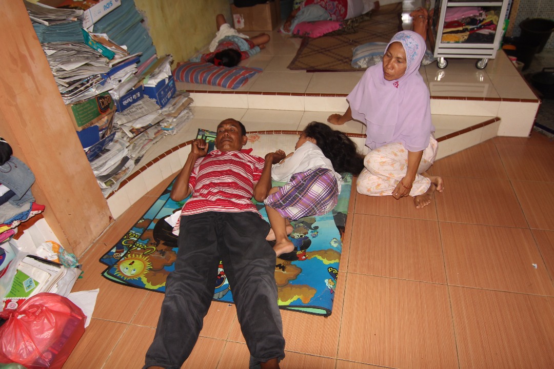 Berlin Silalahi (posisi tidur), salah seorang korban penggusuran Barak Bakoy yang mengajukan permohonan suntik mati ke PN Banda Aceh, sementara tinggal di kantor YARA. (Kanal Aceh/Randi)