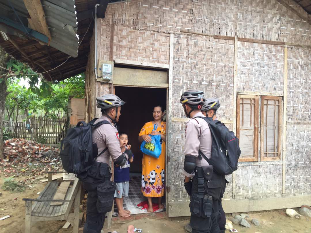 Polisi di Lhokseumawe berbagi dengan kaum duafa dan fakir