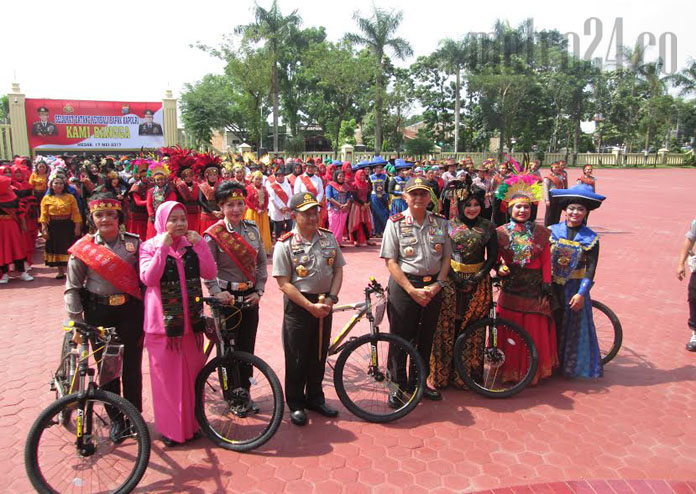 Kapolri tiru Presiden Jokowi bagi-bagi sepeda
