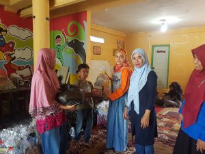 Alumni 94 SMPN 1 Banda Aceh berbagi kebahagiaan bersama anak dhuafa
