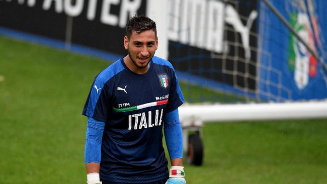 Alasan suporter AC Milan lempari Donnarumma dengan uang