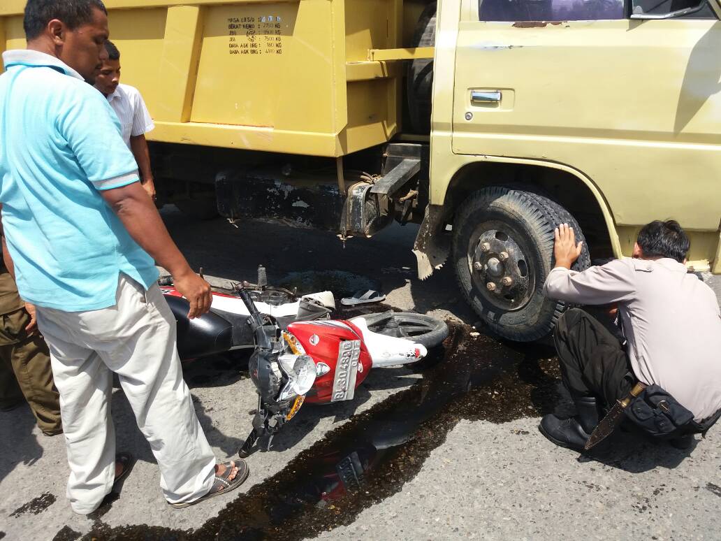 Laka lantas truk vs motor di Lhokseumawe, supir kabur